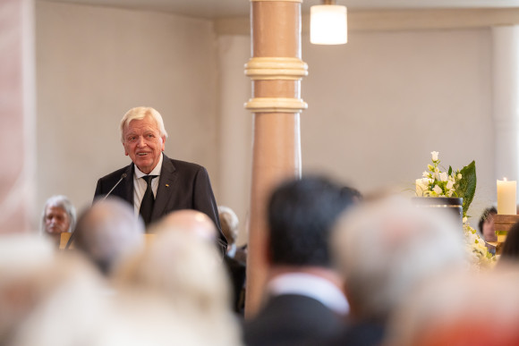 Trauergottesdienst für Norbert Kartmann Volker Bouffier am Rednerpult