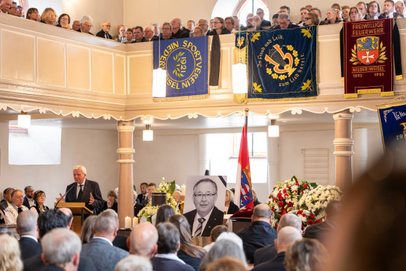 Trauergottesdienst für Norbert Kartmann Volker Bouffier am Rednerpult