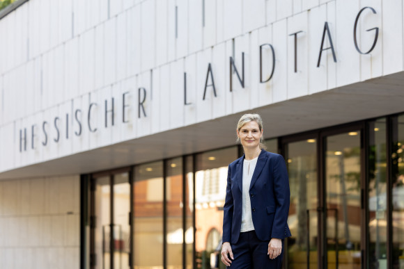 Annell Zubrod Direktorin beim Hessischen Landtag vor dem Plenargebäude