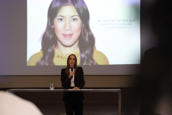 Verkündung von Dr. Mai Thi Nguyen-Kim als Preisträgerin beim Verfassungspreis 2026