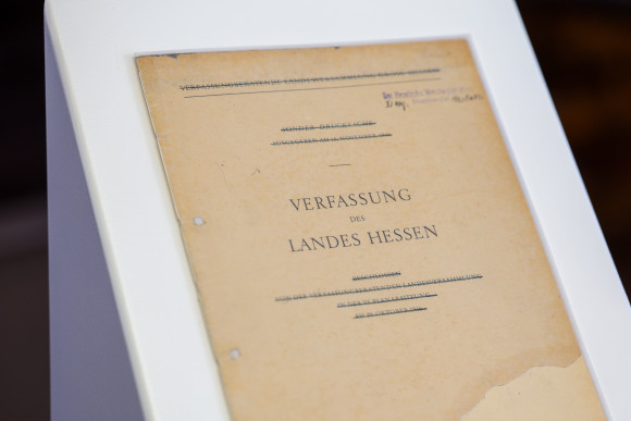 Exemplar der 80 Jahre alten Urversion der Hessischen Verfassung