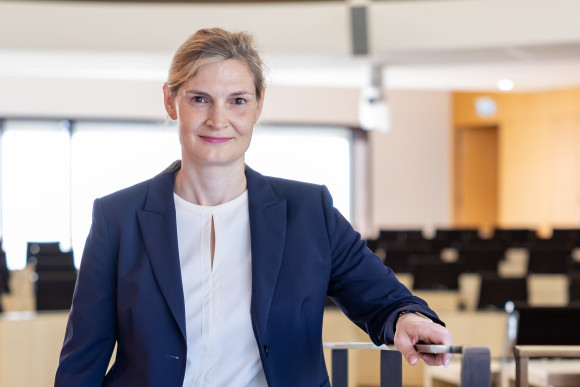Annell Zubrod Direktorin beim Hessischen Landtag im Plenarsaal