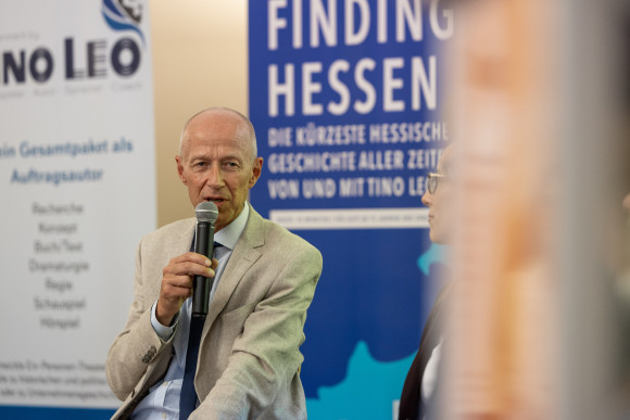 Bildungsminister Armin Schwarz spricht in Mikrofon