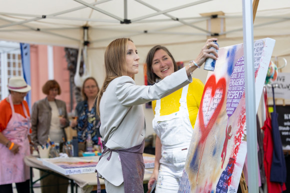 Astrid Wallmann am Stand des Atelier Identity-Art beim Ehrenamtsfest