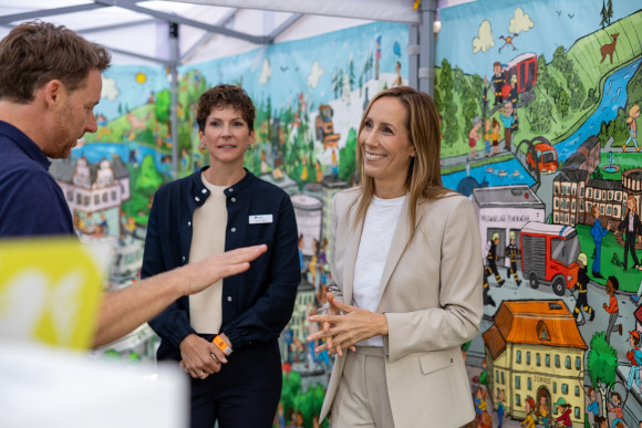 Astrid Wallmann am Stand der Unfallkasse Hessen