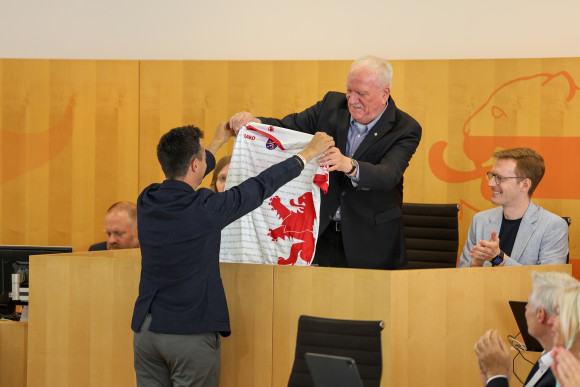 Trikot der Landtagself wird überreicht