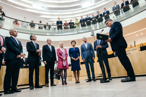 Ministerpräsident Boris Rhein und sein Kabinett.