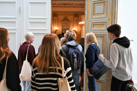 Schülerinnen und Schüler betreten den historischen Musiksaal des Landtages.