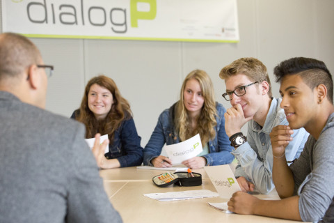 Schülerinnen und Schüler tauschen sich bei "dialogP" mit einem Abgeordneten aus.