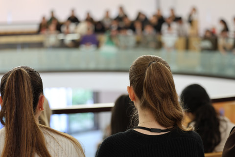 Zwei junge Frauen wohnen von der Besuchergalerie aus einer Plenarsitzung bei.