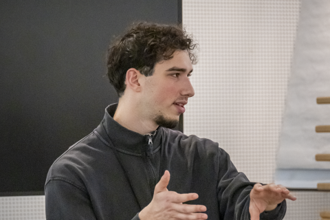 Freiwilliger von Meet a Jew spricht vor Gruppe