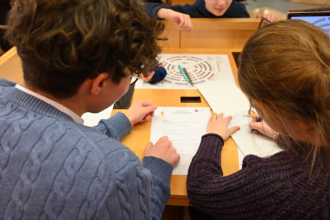 FSJlerin Charlotte mit Kindern beim Planspiel "Der Kinder-Landtag"