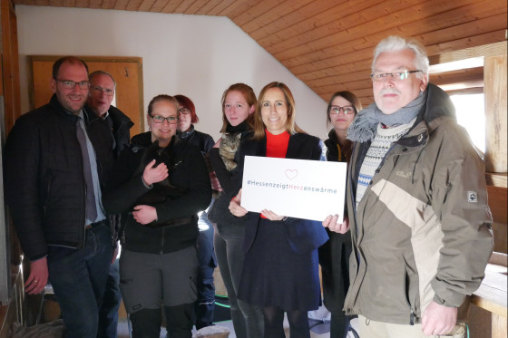 Landtagspräsidentin Astrid Wallmann inmitten einer Gruppe Menschen im Tierheim Korbach im Landkreis Waldeck-Frankenberg