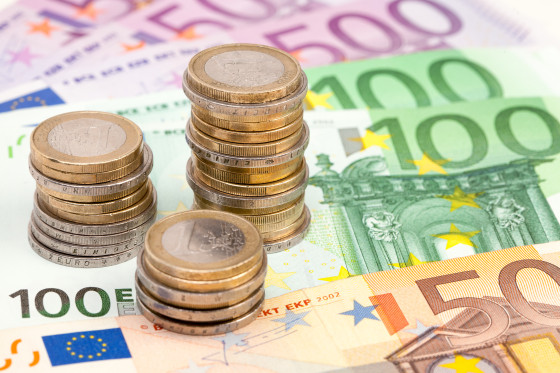 Euro-Geldscheine und Münzstapel