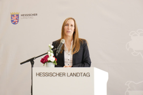 Landtagspräsidentin Wallmann steht am Podium und spricht