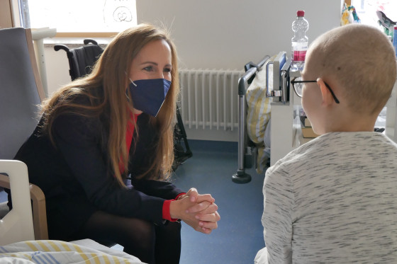 Astrid Wallmann spricht mit einem Patienten des Klinikums Kassel