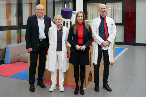 Astrid Wallmann mit drei weiteren Personen im Klinikum Kassel
