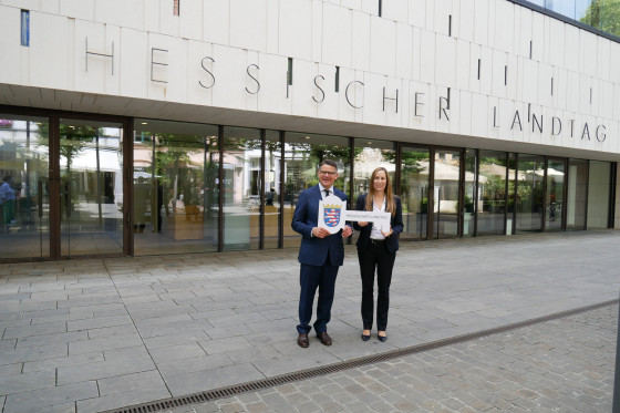 Landtagspräsidentin Wallmann und Boris Rhein stehen mit dem Schlüssel vor dem Landtag