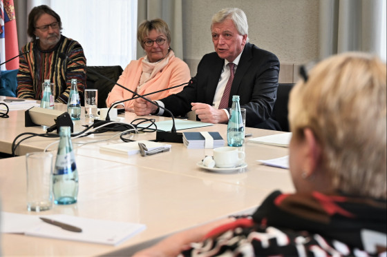 Volker Bouffier in der Diskussion mit ehemaligen Mitgliedern des hessischen Landtags