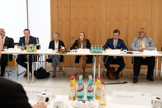 Astrid Wallmann und Mitarbeiterinnen und Mitarbeiter des Hessischen Landtages sitzen an einer Reihe von Tischen