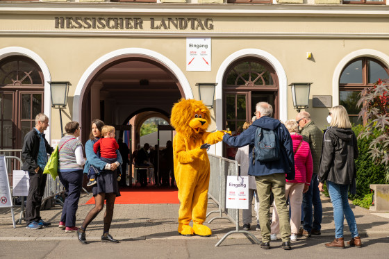 Das Löwen-Maskottchen begrüßt Besucher und Besucherinnen vor dem Hessischen Landtag