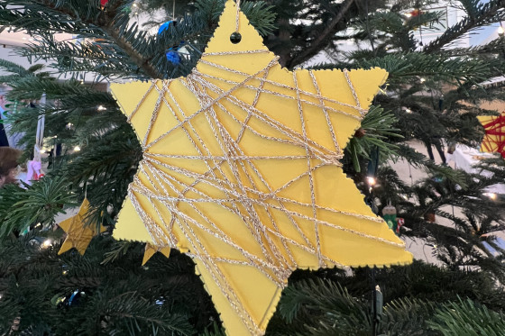 Weihnachtsbaumschmuck im Stil eines sechszackigen Sterns