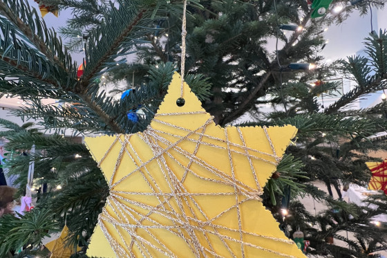 Weihnachtsbaumschmuck im Stil eines sechszackigen Sterns