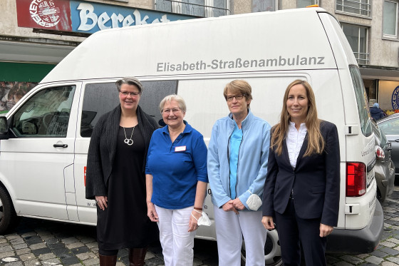 Astrid Wallmann und drei weitere Frauen vor einem Transporter