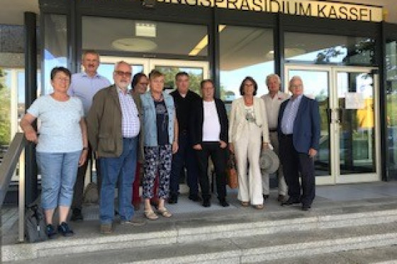 Die Gruppe der Vereinigung ehemaliger Abgeordneter steht zusammen vor dem Regierungspräsidium Kassel.