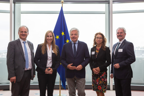Astrid Wallmann steht mit vier weiteren Präsidentinnen und Präsidenten vor einer EU-Flagge.