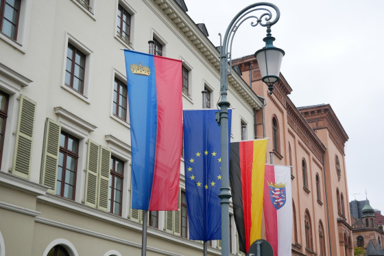 Beflaggung von links nach rechts: Liechtenstein, Europa, Deutschland, Hessen.