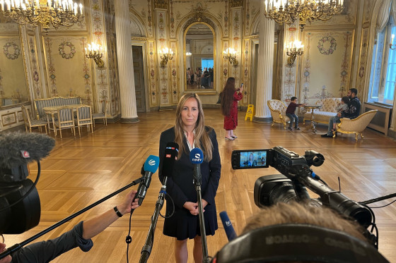 Astrid Wallmann spricht mit Medienvertreterinnen und Medienvertretern im hessischen Landtag