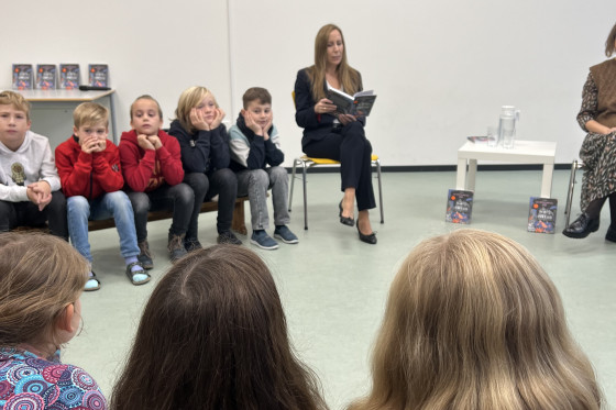 Landtagspräsidentin Astrid Wallmann auf Vorlesetour in der Grundschule Vollmarshausen in Lohfelden. Eine Schulklasse lauscht der Lesung.