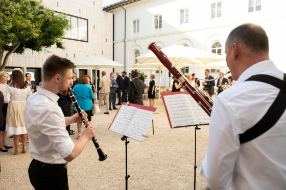Zwei Vertreter das Consular Corpse spielen Klarinette und Fagott im Innenhof.