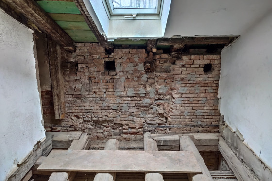 Mittels Bohrlochinjektage schwammsaniertes Mauerwerk in der Hausmeisterwohnung. Auch verschiedene Holzbalken waren angegriffen/zerstört und mussten ersetzt werden.