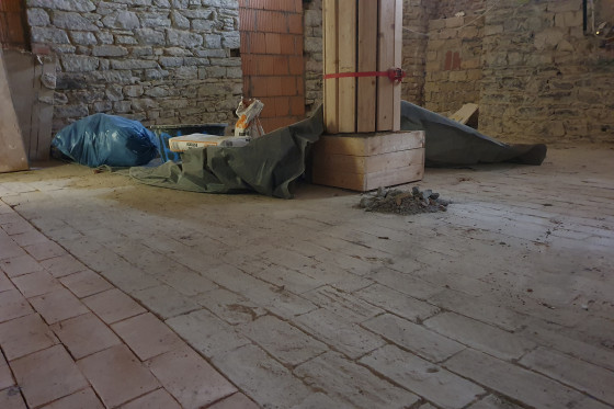 In der ehemaligen Polsterwerkstatt im Schlosskeller wurde unter den zerstörten Holzdielen ein Klinkerboden freilegt. Die Fehlstellen darin wurden formatgleichen Ziegelklinkern ausgebessert. 