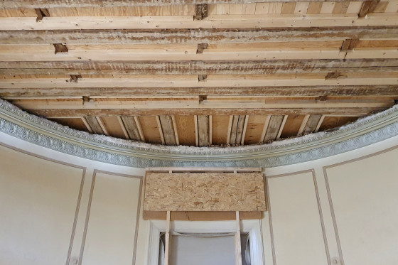 Statisch ertüchtigte Decke über der Vorhalle vor dem Balkonzimmer im 1. OG. Die vorhandenen Holzbalken konnten hier durchgängig erhalten werden.