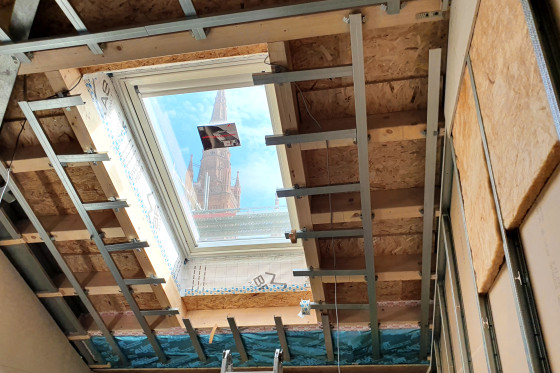 Unterkonstruktion für die Trockenbauverkleidung der Dachschräge in einem neuen Büro im DG bzw. neue Büro-Trennwände.