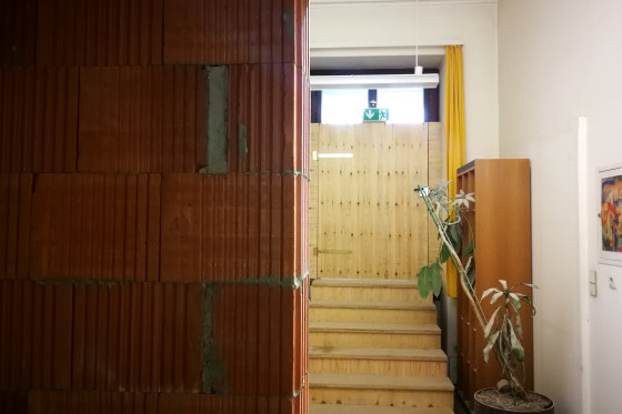 Eine Zugangstreppe zum Gerüst im Erdgeschoss.