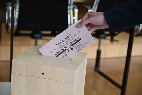 Stimmzettelabgabe an der Wahlurne