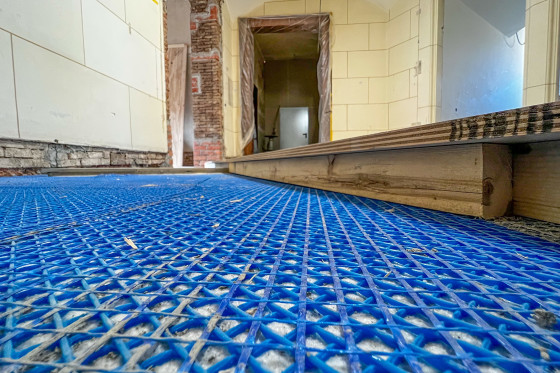 Raum auf der Baustelle des Stadtschlosses. Auf dem Boden ist blauer Bodenschutz ausgelegt.