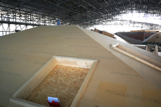 Auf der Baustelle des Stadtschlosses: Holzrahmen im Dachbau markieren die Position von Dachfenstern.