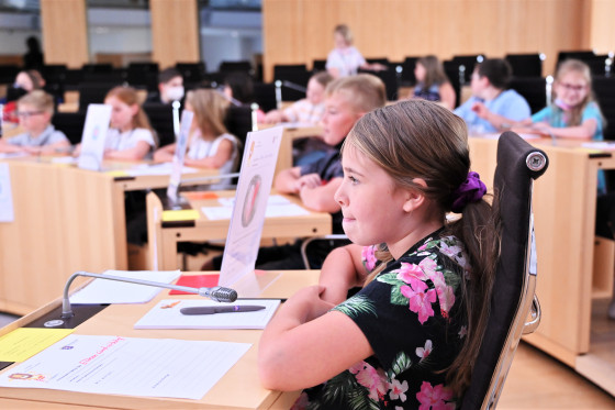 Eine Grundschülerin verfolgt beim Planspiel "Der Kinder-Landtag" aufmerksam die Plenardebatte.