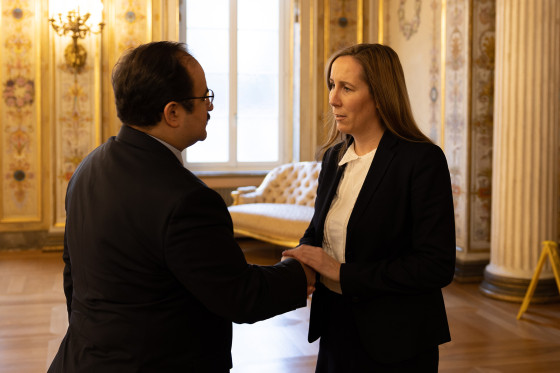 Landtagspräsidentin Astrid Wallmann hält die Hand des türkischen Generalkonsuls und redet mit ihm.