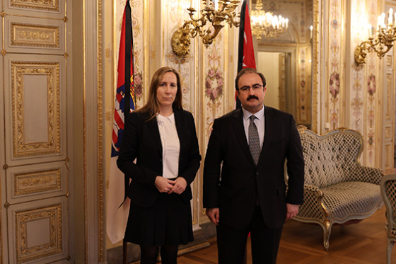 Astrid Wallmann steht neben dem türkischen Generalkonsul.