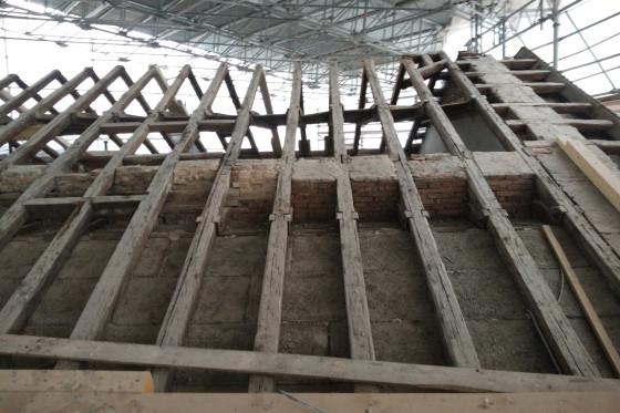 Entkernter Dachstuhl des Diagonalbaus (ehemaliges Bügelzimmer)