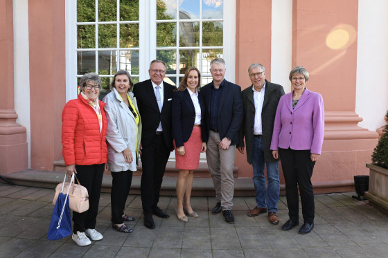 Astrid Wallmann und weitere Personen beim Ehrenamtsfest vor dem Biebricher Schloss