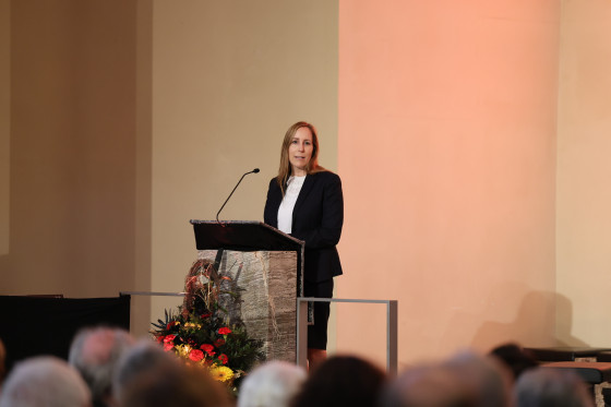 Astrid Wallmann bei einer Rede