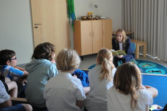 Landtagspräsidentin Astrid Wallmann besucht Lesewoche der Wiesbadener Fritz-Gansberg-Schule