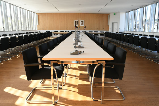 Sitzungsraum mit Tischen und Stühlen